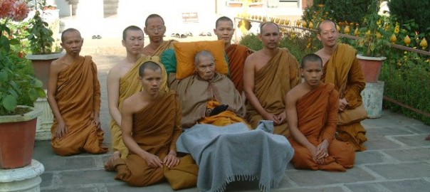 พุทธคยา 2545 ถ่ายกับ หลวงปู่สังวาลย์