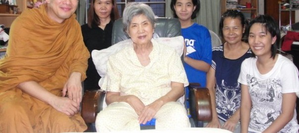 กับโยมแม่ เทศกาลสงกรานต์ 16 เม.ย. 53