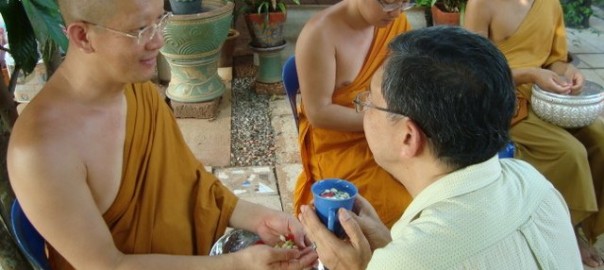 สรงน้ำวันสงกรานต์ วัดถ้ำหมีนอน 15 เม.ย. 53