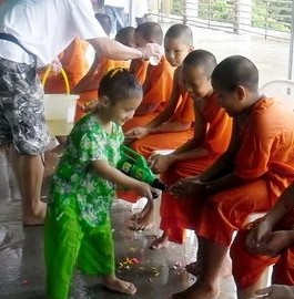 สรงน้ำพระ สวนป่า 13 เม.ย. 54