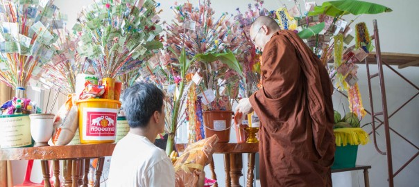 เอาเงินใส่บาตรพระได้ไหม