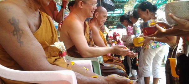 ใส่บาตรด้วยผลไม้ที่เป็นกัปปิยะ